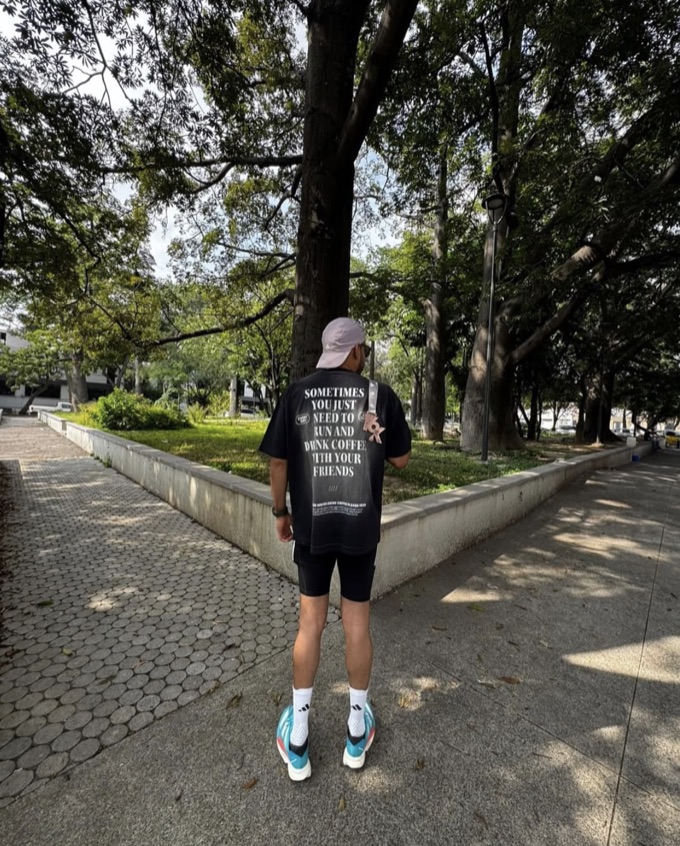 Corredor con playera GUD Sport
