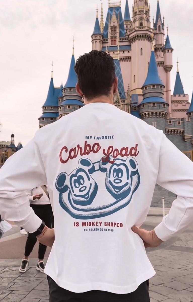 Sudadera Disney Carbo Load de GUD Sport frente al castillo